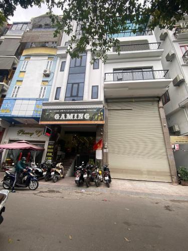 eine Gruppe von Motorrädern, die vor einem Gebäude geparkt sind in der Unterkunft Anhome View Lake - 1 guest 1 sleeping in Hanoi