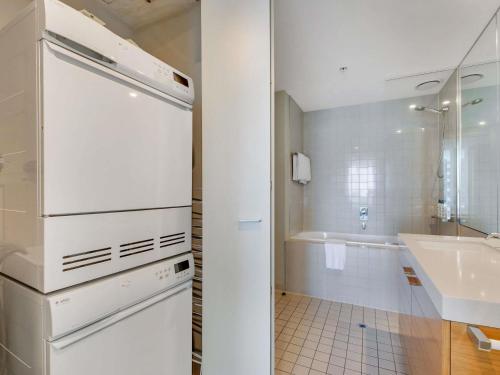 Bilik mandi di The Sebel Residences Melbourne Docklands Serviced Apartments