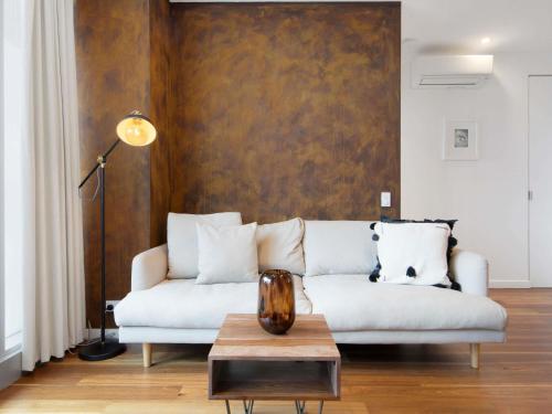 Ruang duduk di The Sebel Residences Melbourne Docklands Serviced Apartments