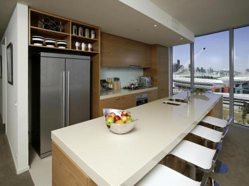 Dapur atau dapur kecil di The Sebel Residences Melbourne Docklands Serviced Apartments