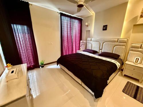 Postel nebo postele na pokoji v ubytování Elegant Holiday Villa with Modern Comforts