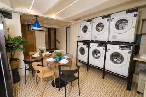 ครัวหรือมุมครัวของ Spacious&Warmly Apartment -Free for Laudry, GymRoom, CoffeBar -Desk for working- In Hanoi Old Quater