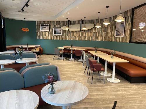 a restaurant with tables and chairs and tables and tablesktop at Mercure Libourne Saint Emilion in Libourne