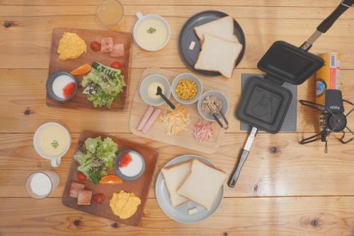 een tafel vol borden met eten en een camera bij Glamp Sora Furano in Nakafurano