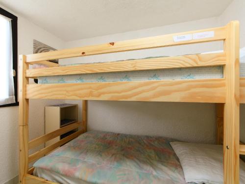 Holiday Home Hameau des Pins tesisinde bir ranza yatağı veya ranza yatakları