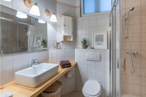 ブダペストにあるRustic Eleganceのバスルーム(洗面台、トイレ、シャワー付)