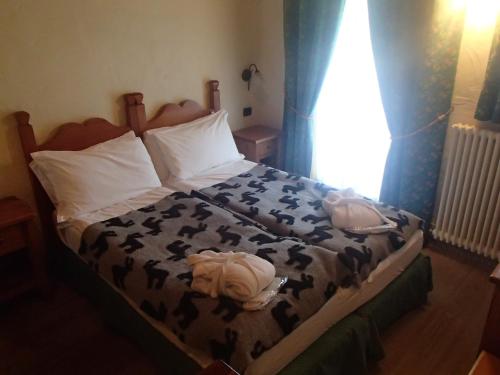 Una cama o camas en una habitación de Le Rocher Hotel