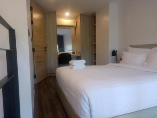 Postel nebo postele na pokoji v ubytování Utopia Naiharn Condo Loft