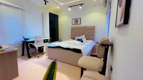 Postel nebo postele na pokoji v ubytování Zaycroft Homes, cozy single room,wuye, 6mins from Wuse 2, Abuja