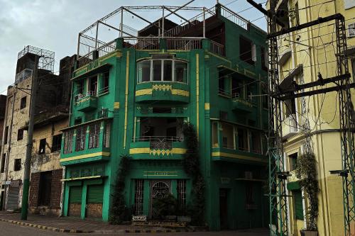 un edificio verde al lado de una calle en CityLife Lahore Boutique Heritage Home In Walled City, en Lahore
