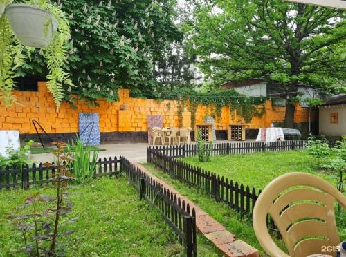 Κήπος έξω από το Ethno Adventure Camp Hostel