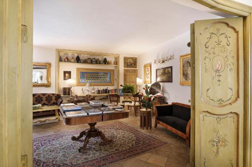 a living room with a couch and a table at Le Calette N.5 in Cefalù
