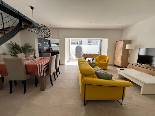 Maison rénovée avec patio plage à pied photo 2