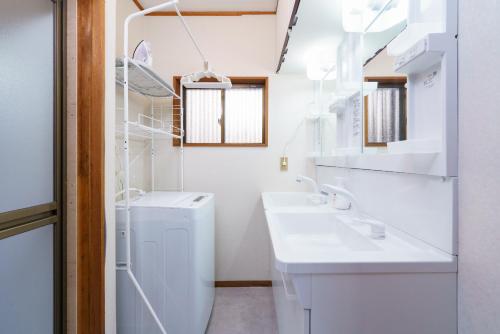 a bathroom with two sinks and a washing machine at 10min Nagoya 18ppl 4BR 50min Centrair 8Beds 2Futon in Nishi-biwashima