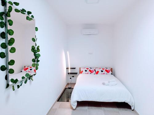 een slaapkamer met een bed en een plant aan de muur bij Domus Marconi in Campobasso