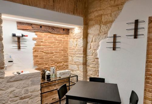 Un comedor con una mesa y cruces en la pared. en Domus Marconi, en Campobasso