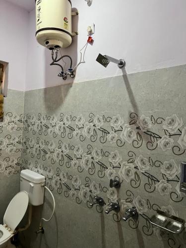 Un baño de 2 BHK Rustic muse
