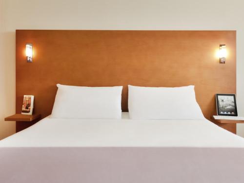 Postel nebo postele na pokoji v ubytování ibis Amman