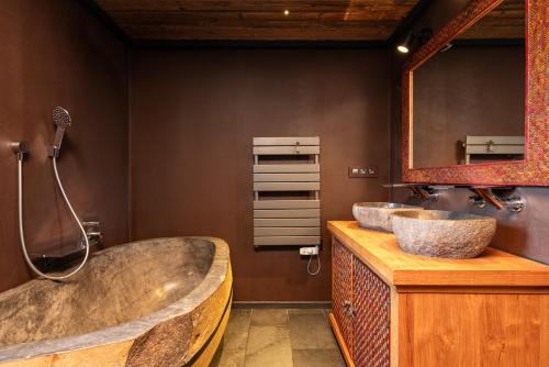 a bathroom with two sinks and a large tub at Black Diamond - Chalet Ubud in Les Brévières