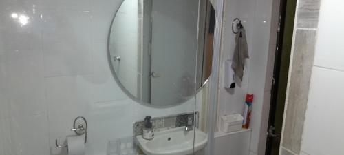 Un baño de apartamento 3 habitaciones totalmente equipado