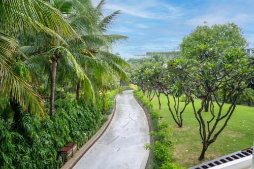 a path through a plantation of palm trees at The Cliff Resort & Residences in Mui Ne