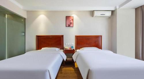 Кровать или кровати в номере GreenTree Inn Tianjin JinNan ShuangLin Metro Station Express Hotel
