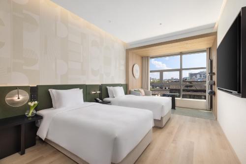 Ein Bett oder Betten in einem Zimmer der Unterkunft EVEN Hotel Hangzhou West Lake by IHG