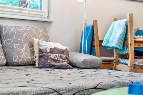 德兰斯克Bungalow 'zur Möwe' Bgl 21的一间卧室，床上有枕头