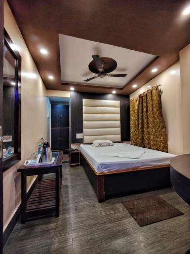 ein Schlafzimmer mit einem Bett mit einer Decke in der Unterkunft Hotel Spark in Jorhat
