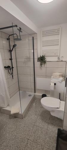 Bilik mandi di FeWo MainTime Honeymoon mit Frühstückskorb