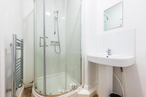 a bathroom with a shower and a sink at Modern 4-Bedroom Home in Newport - Driveway Parking - Contractors Stay in Newport