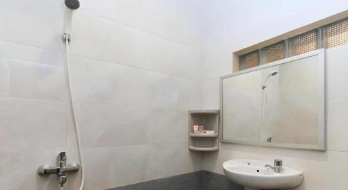 Bilik mandi di SUPER OYO 890 Dewi Fortuna Guest House