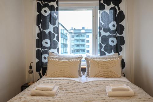 une chambre avec un grand lit avec une fenêtre dans l'établissement Aurora Central Suite III By BookLapland, à Rovaniemi