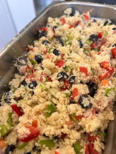 a dish of food with blueberries and other vegetables at El Vagón Bar-Albergue Béjar in Béjar