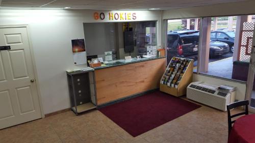 Kuchyň nebo kuchyňský kout v ubytování Red Carpet Inn - Blacksburg