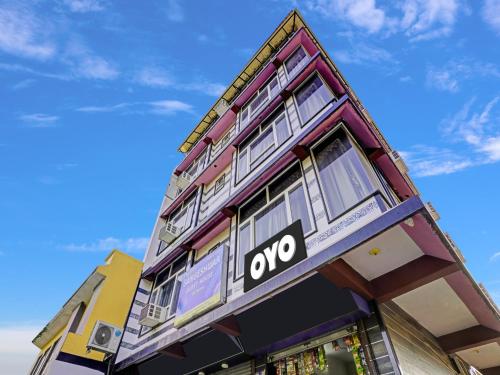 a building with an oop sign on the side of it at OYO Flagship Hotel Gangeshwar in Anand