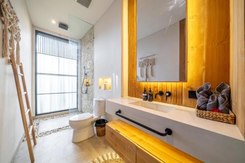 PererenanにあるTropical Bliss Villa - Near by The Beachの洗面台、トイレ、窓のあるバスルーム