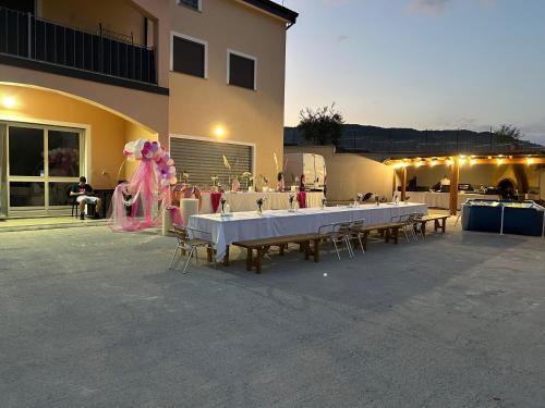 a group of tables in a parking lot next to a building at SIRIS b&b - affittacamere in Chiaromonte