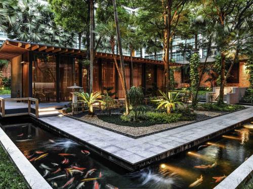 Taman di luar Pullman Bangkok King Power