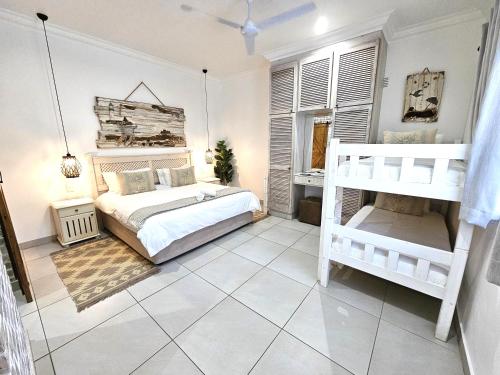 Ένα ή περισσότερα κρεβάτια σε δωμάτιο στο Leopard Tree Lodge