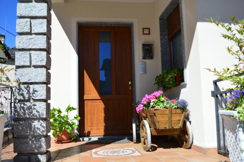 a front door of a house with a basket of flowers at Casa Morena in Premia