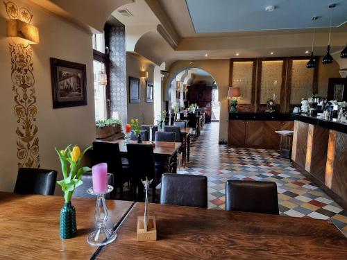 ein Restaurant mit Tischen und Stühlen und eine Bar in der Unterkunft Hotel Ester in Krakau