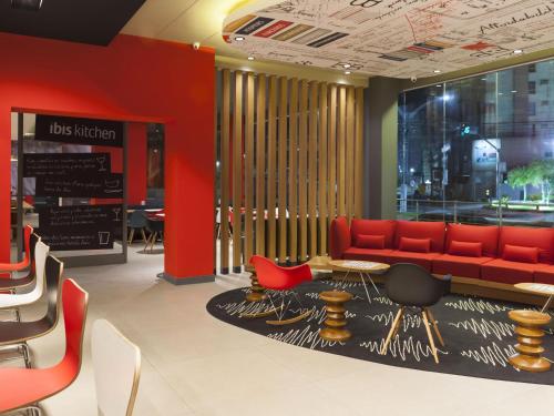 Χώρος καθιστικού στο ibis Navegantes Itajai