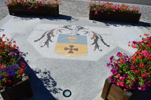 a rangolioli in a courtyard with flowers and plants at Casa Morena in Premia