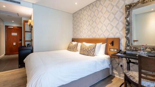 Postel nebo postele na pokoji v ubytování ANEW Hotel Hilton Pietermaritzburg