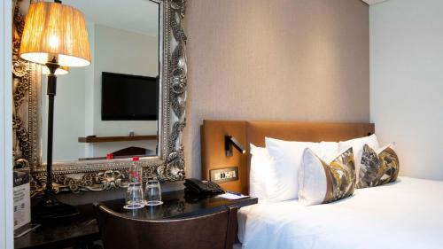 Postel nebo postele na pokoji v ubytování ANEW Hotel Hilton Pietermaritzburg