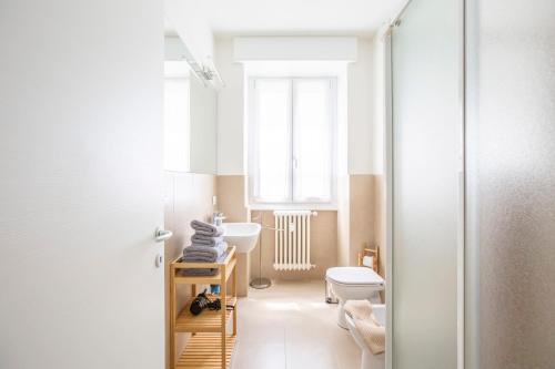 a bathroom with a toilet and a sink at Appartamenti 2 in Dervio