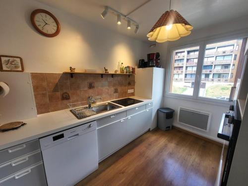 Kuchyň nebo kuchyňský kout v ubytování Appartement 3 pièces pour 8 personnes avec parking à Montgenèvre