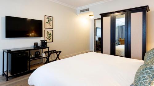 Postel nebo postele na pokoji v ubytování ANEW Hotel Hilton Pietermaritzburg