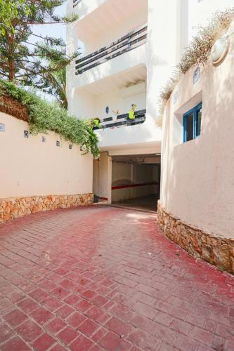 a brick walkway in front of a building at Lagoon Garden - 2 chambres proche Plage avec Piscine in Skhirat